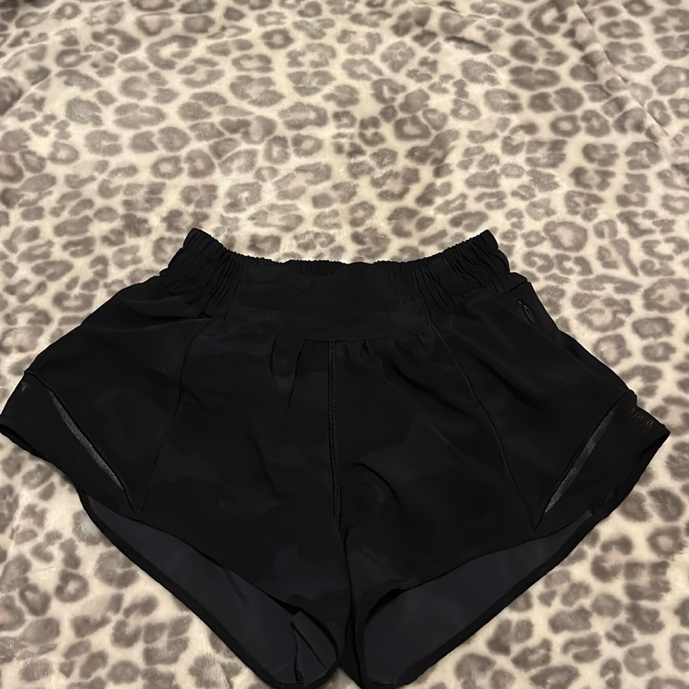 Lululemon hotty hot low-rise lined short 2.5”